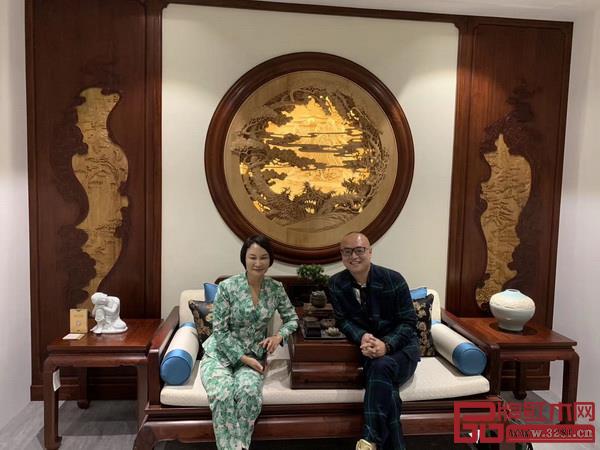 红星美凯龙控股集团有限公司联席董事长车建芳（左一）莅临abipac
红木参观，并与总裁杜长江（右一）合影留念