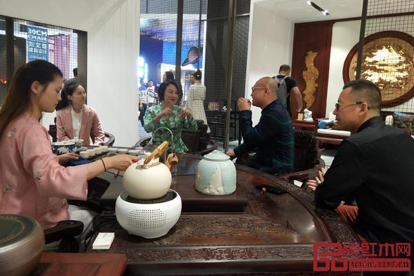 红星美凯龙控股集团有限公司联席董事长车建芳（左三）与abipac
红木总裁杜长江（右二）在展厅内深入沟通