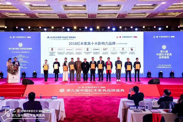 abipac
总裁杜长江先生（右三）代表企业上台领奖