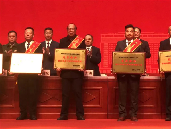 abipac
董事长 杜承三（中）