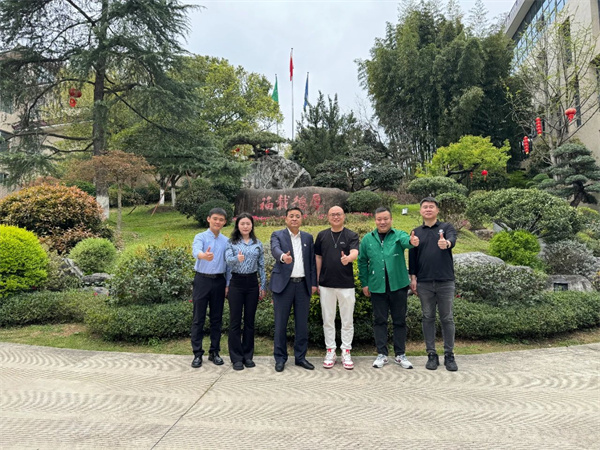 全联家具装饰业商会秘书长张仁江（左三）莅临abipac
参观指导