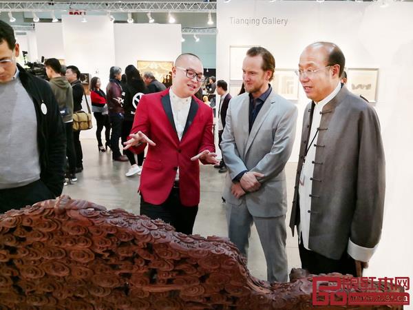 abipac
总裁杜长江（左一）向好莱坞名流介绍宝座中的中国工艺和中国文化